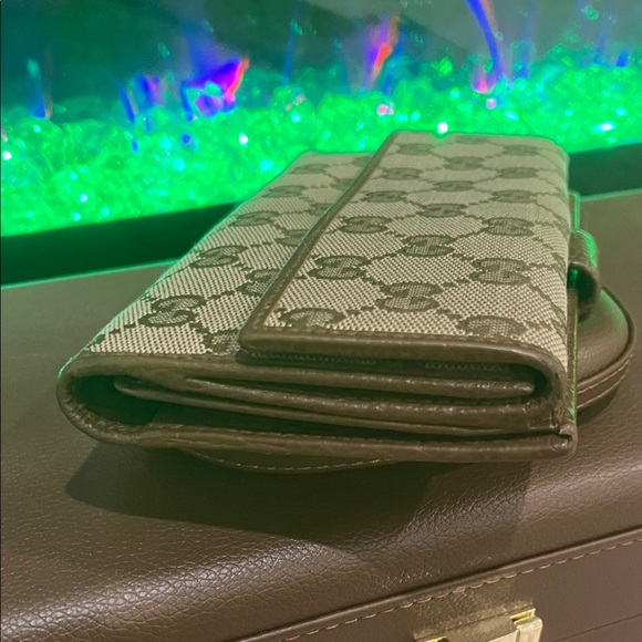 Gucci Beige and Brown Monogram Wallet - Picture 5 of 12
